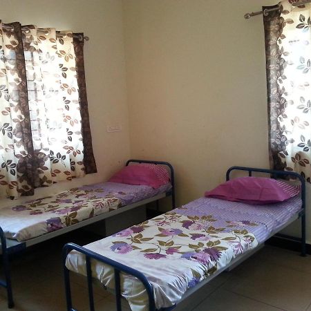 Nisarga Men'S Pg Hostel Дарвад Екстериор снимка