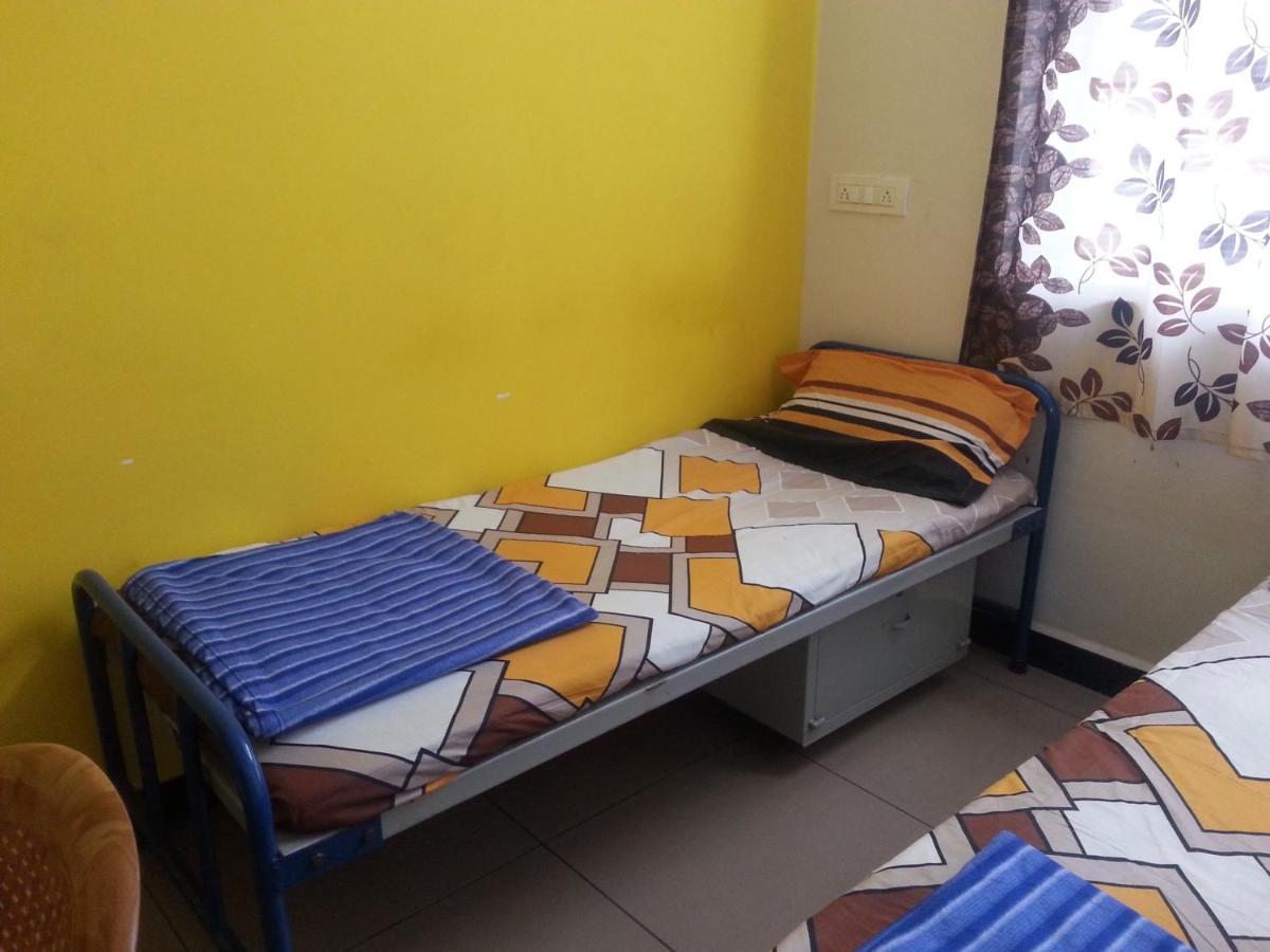 Nisarga Men'S Pg Hostel Дарвад Екстериор снимка